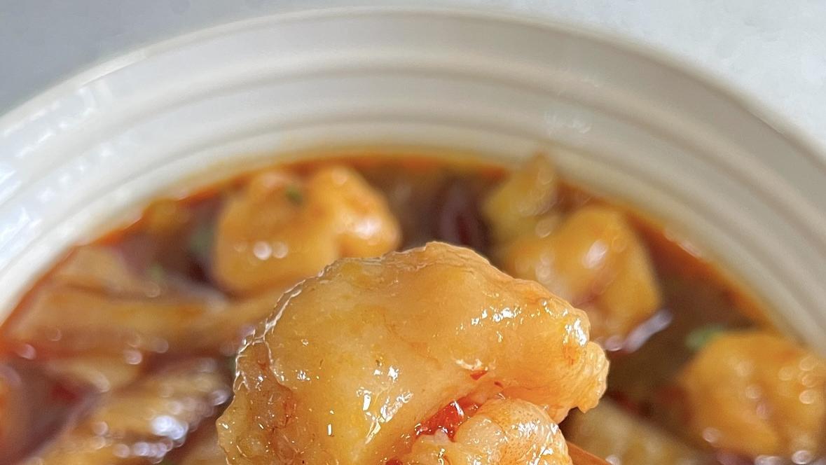 厨房里的“小确幸”：一碗麻辣虾滑宽粉，把假期尾巴牢牢拴住