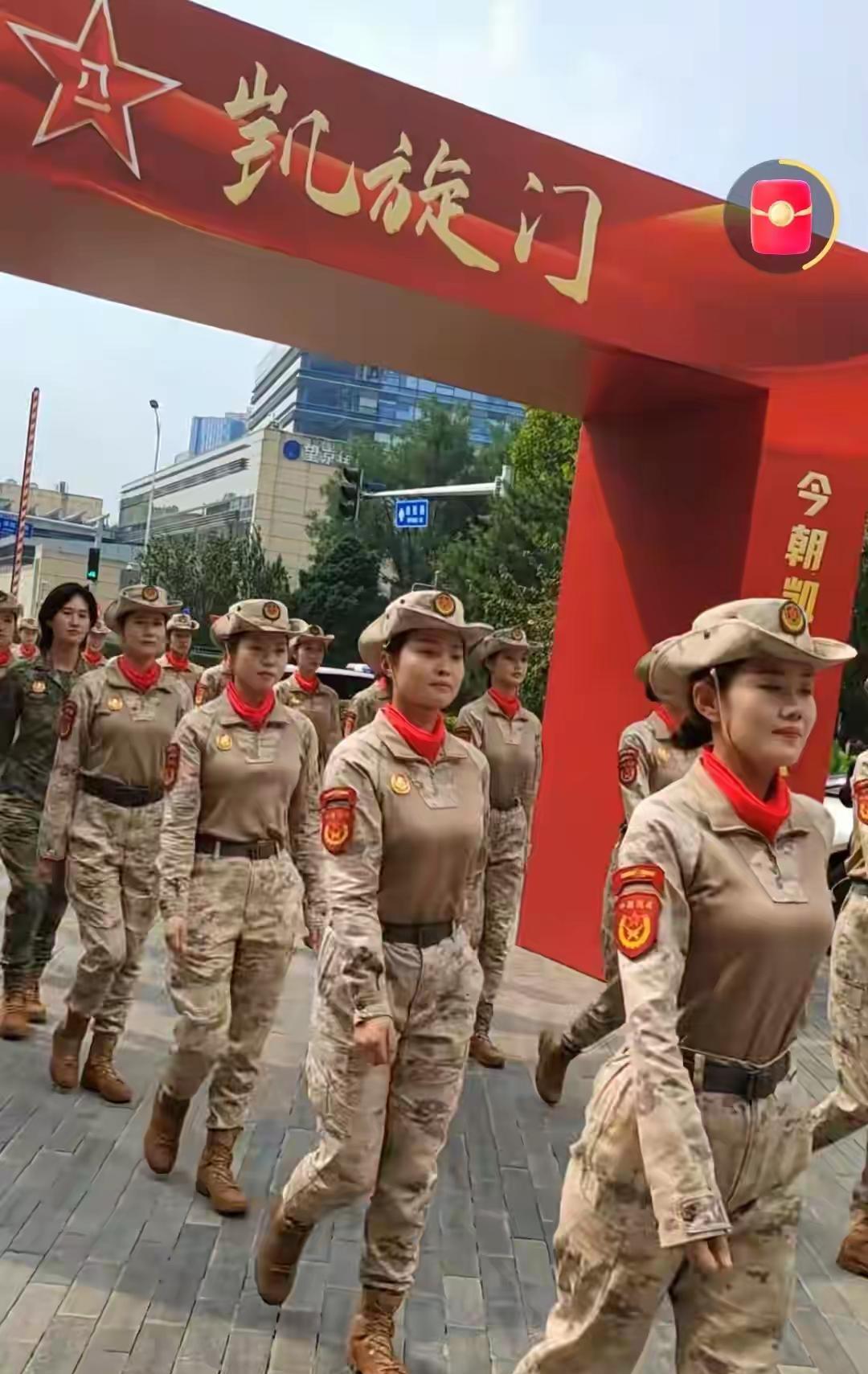 受阅女民兵回家，走过凯旋门，回村踢正步
这几天网上出现了一些相关的视频，一些受阅