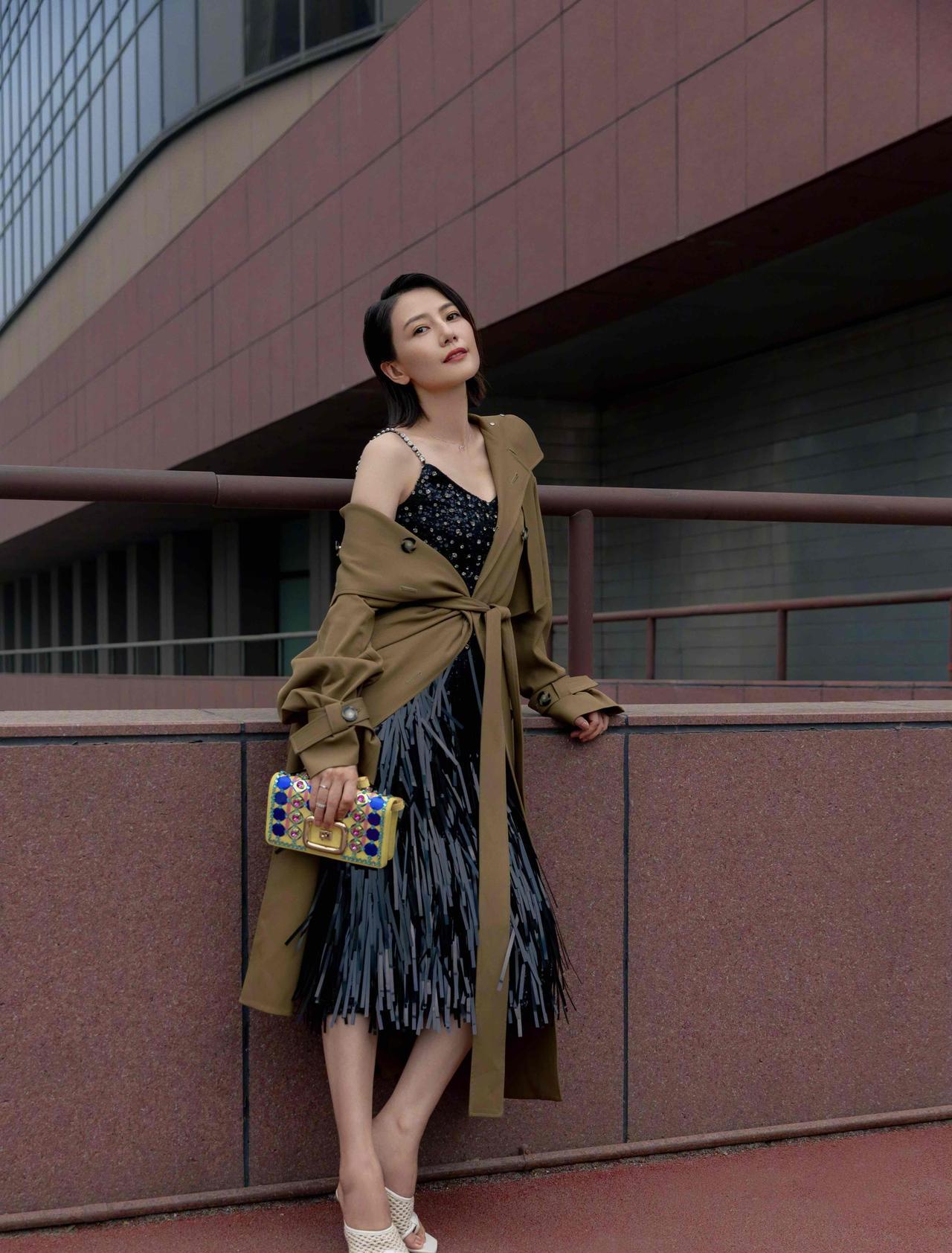 高圆圆，165cm，香肩半露，女人味十足。
