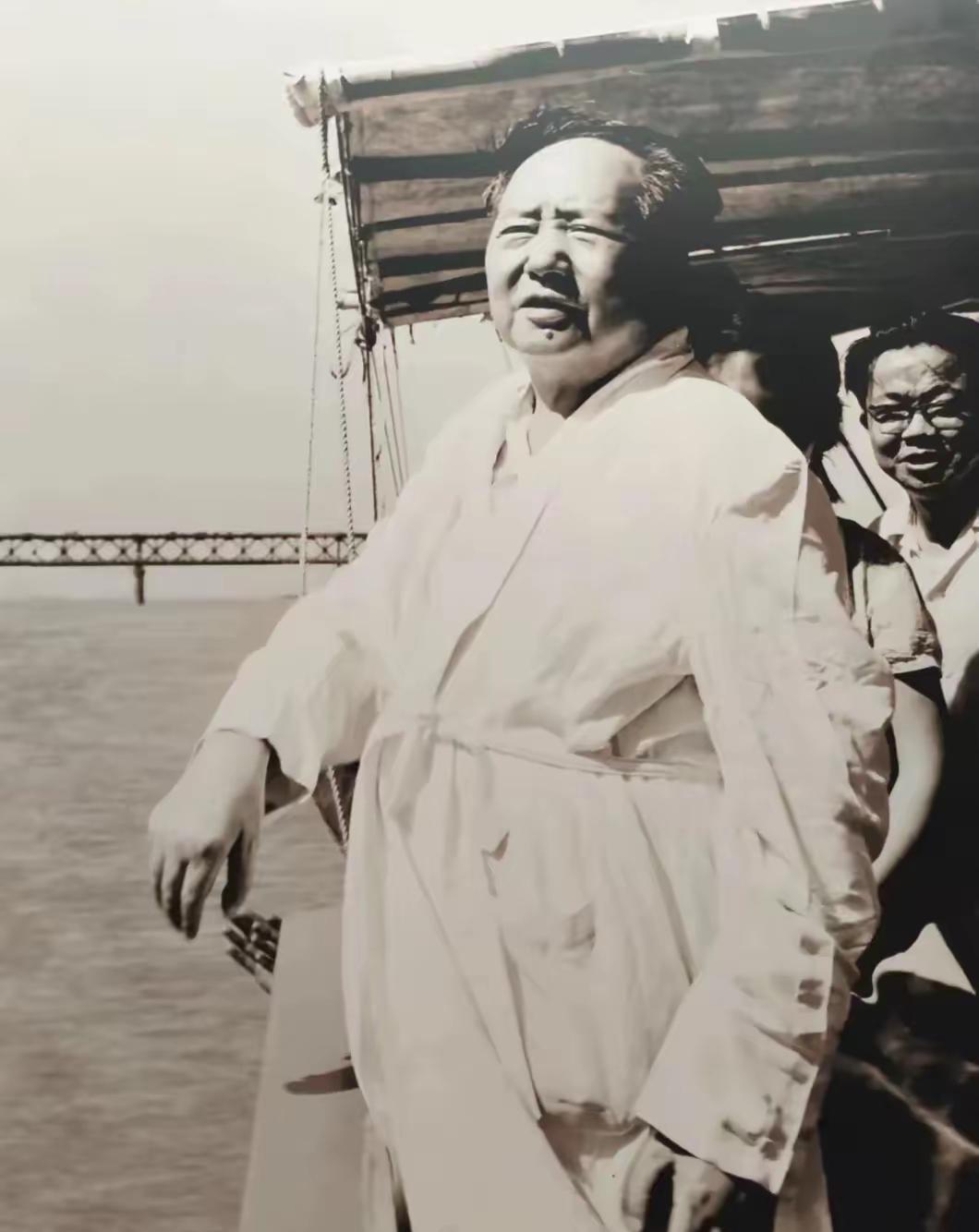 毛主席喜欢游泳这个大家都知道，或许大家不知道的是毛主席也不是天生会游泳的。韶山冲