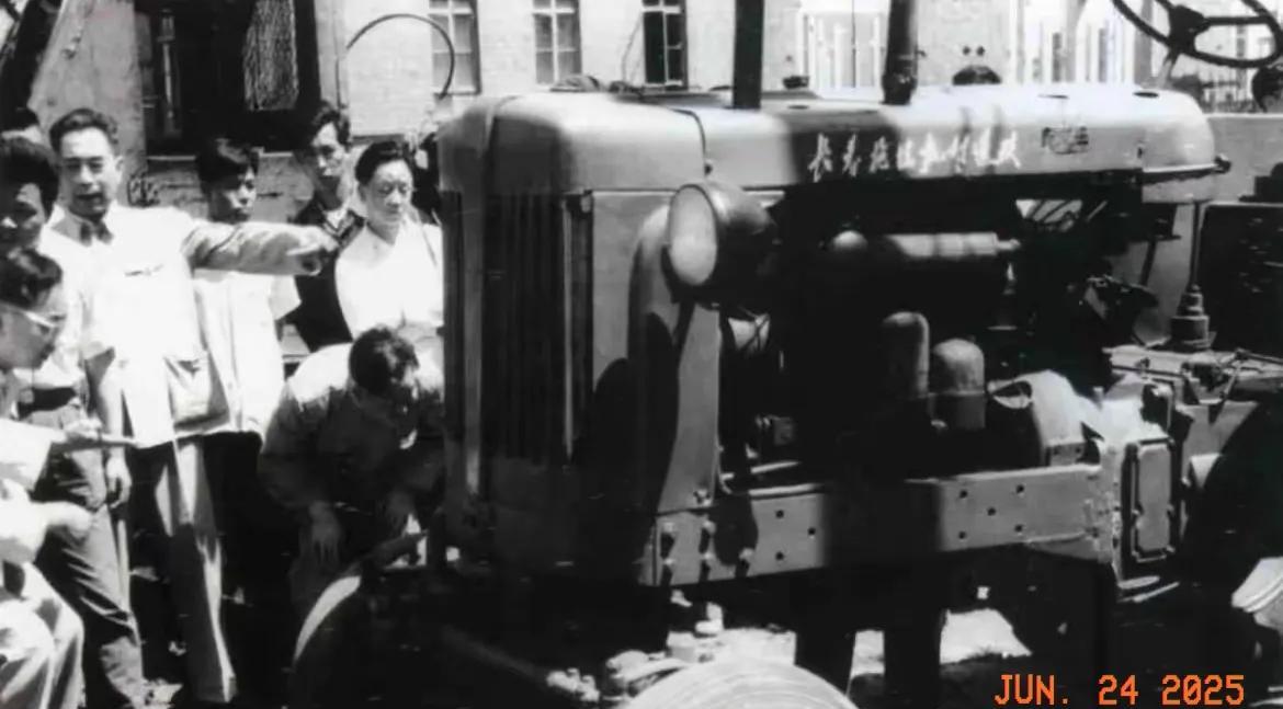 黑白老照片分享。
1962年6月16日，国家困难时期，周恩来总理在吉林省视察期间