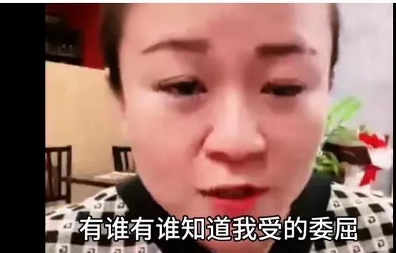 老杨这嘴是真够损的，又逮着玉酱骂开了，居然咒玉酱和她妈一块儿进重症监护室。她自己