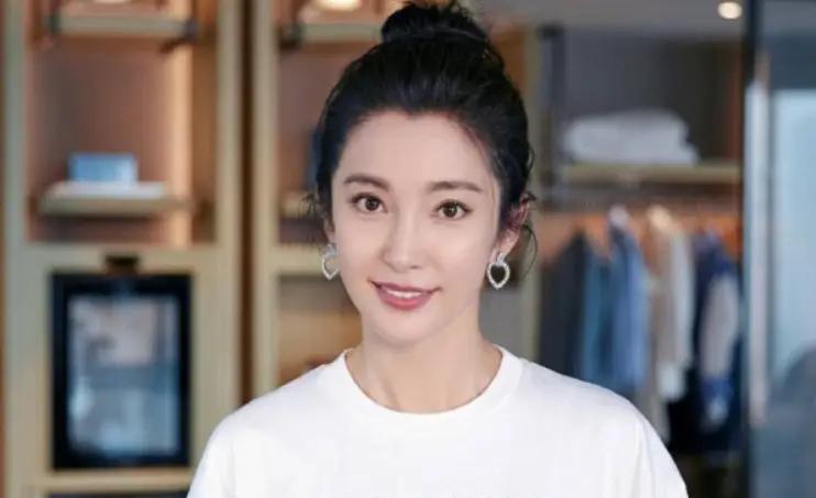 [中国赞]2009年，李冰冰开出十万月薪的高价招聘保姆，一个保姆前来应聘，可李冰