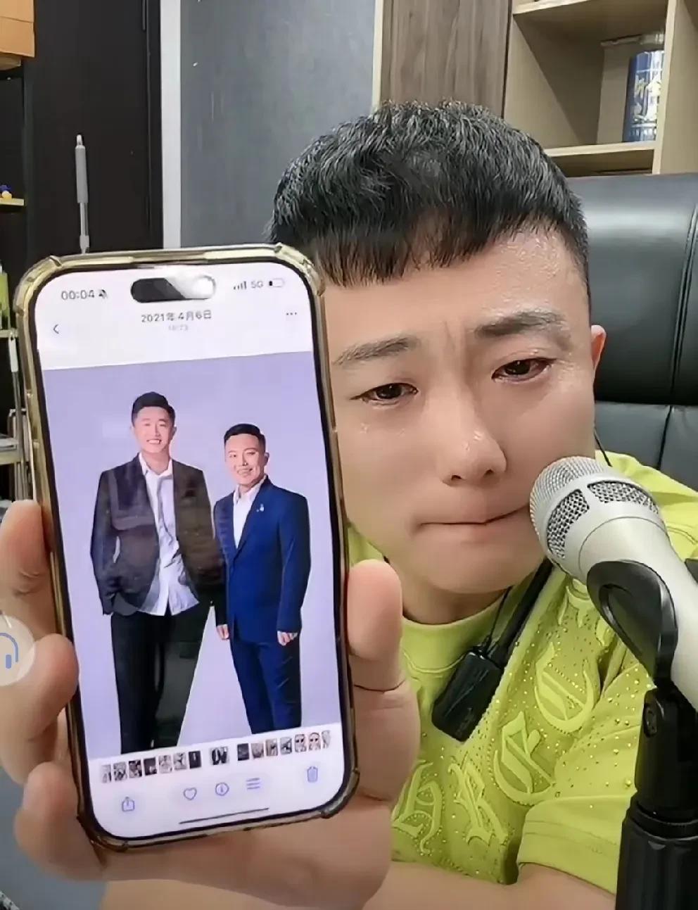胡闹单飞后泪崩想念张二嫂！
全程无语掏出手机晒和张二嫂的一张张合影，哭的更为动容