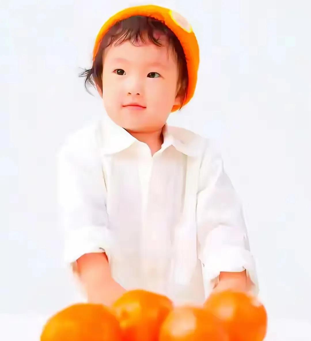 闪闪妈妈黄一鸣最近很蹊跷，一个星期没露面了，也没闪闪的消息。



近来，关于黄