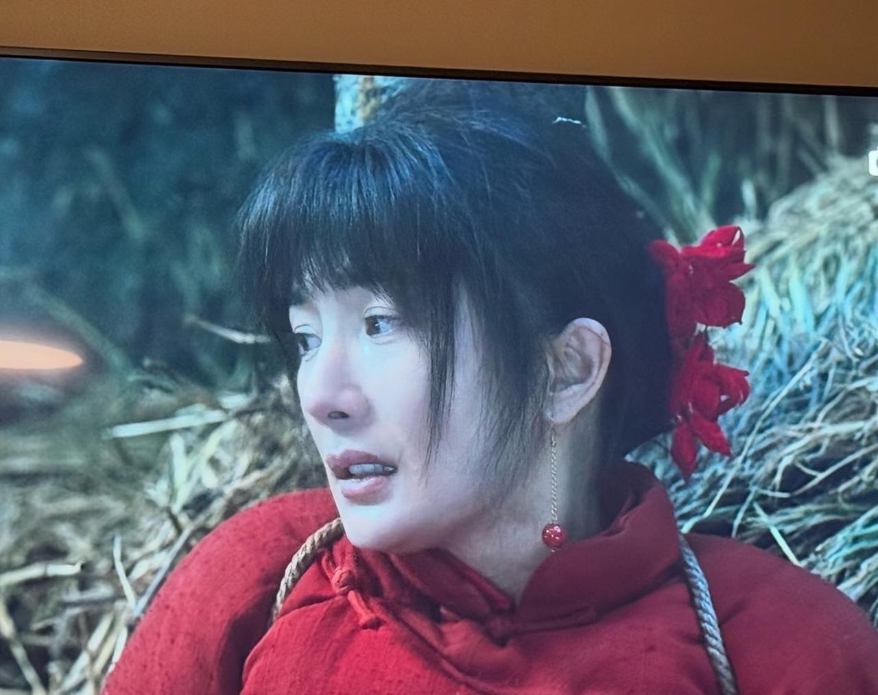 今天早上看到图二，这是杨幂在年代剧《生万物》里的光替，才知道演员不仅有动作替身，