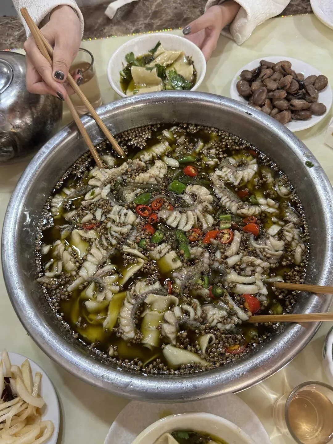 这是什么鱼呀，哪里能吃到
总感觉很多花椒，会不会很辣呀