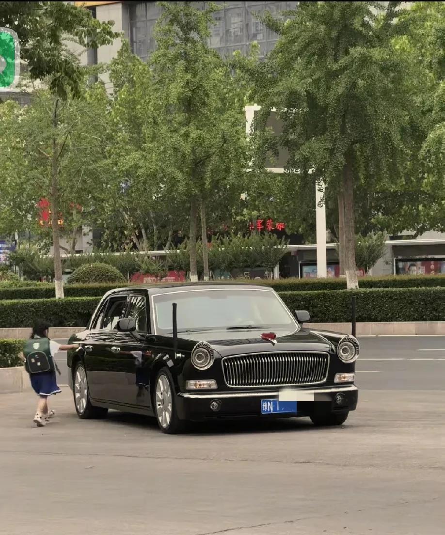        网暴 ，最近在河南马路街头看到一个镜头，一位5-6岁的小姑娘，坐在