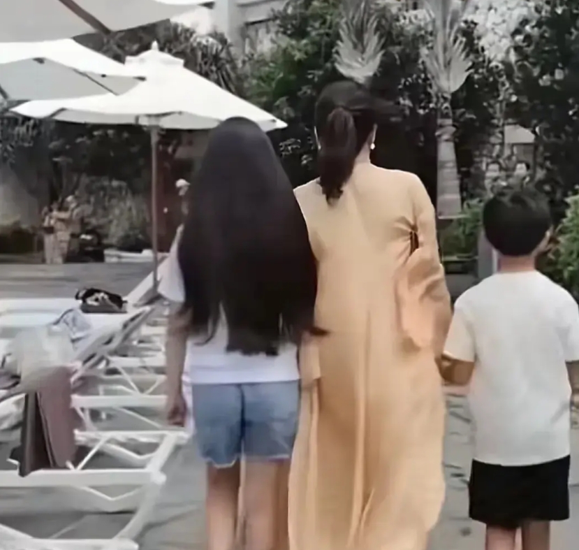 马小梅的厉害和能力在这个时候显现出来了，前脚具俊晔搬家的车刚进小区，后脚马小梅就