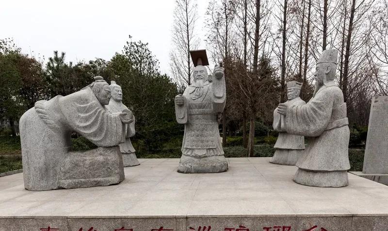 秦始皇一生最大的失误，我觉得非“焚书坑儒”莫属。他统一六国后，为巩固集权、加强思