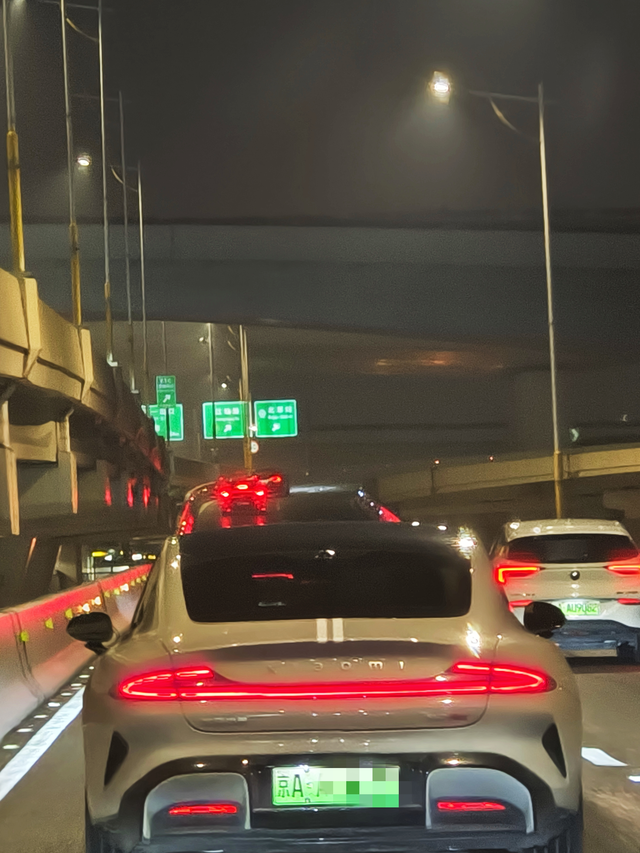 上海中环，偶遇小米SU7
看起来是小规模量产车，整体看起来不错，摇下车窗看了对方