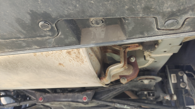 可以看看你们的宋是否也这样
提了不到三个月，今早看了下底盘，在后备箱位置下面的，