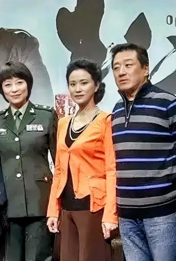 如果能把这三个全认出来，至少也得60岁以上的老影迷了。
左边的是岳红，一身军装英