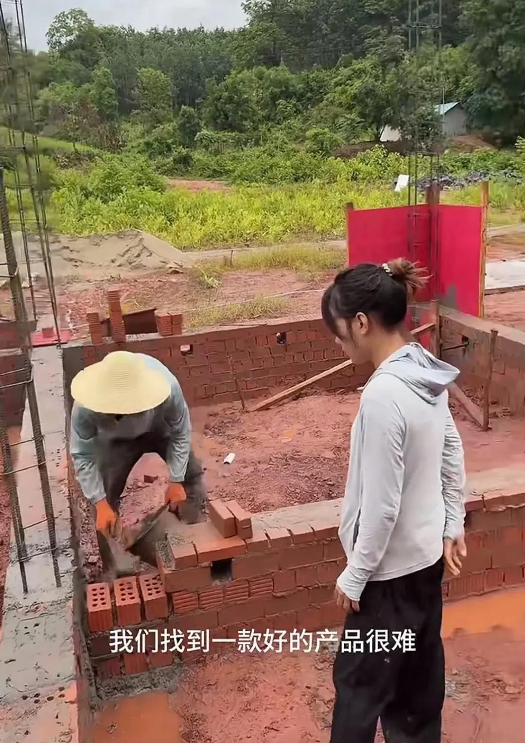 小陈在大哥建房工地直播时感叹：“我们找到一款好的产品很难”。言外之意就是说，这次
