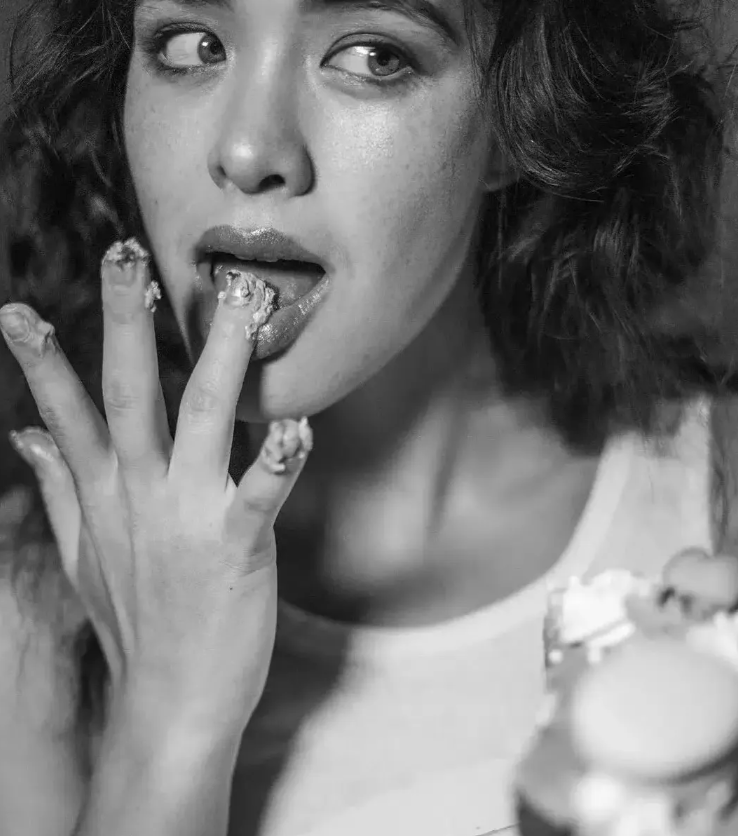 钟丽缇25岁大女儿长得跟她年轻的时候好像！
但女儿的混血感比较强，身材也跟她很像