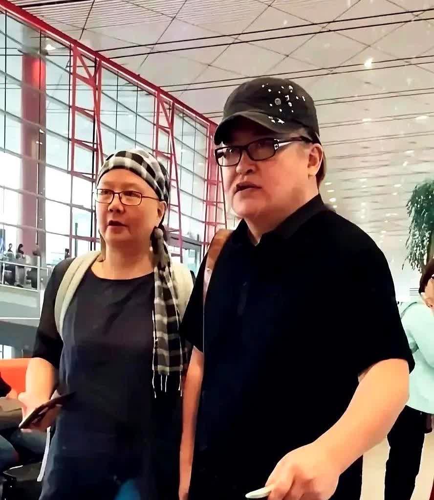 刘欢与夫人卢璐出行，夫人体态丰满，打扮时尚！

看着年龄也不小了！

刘