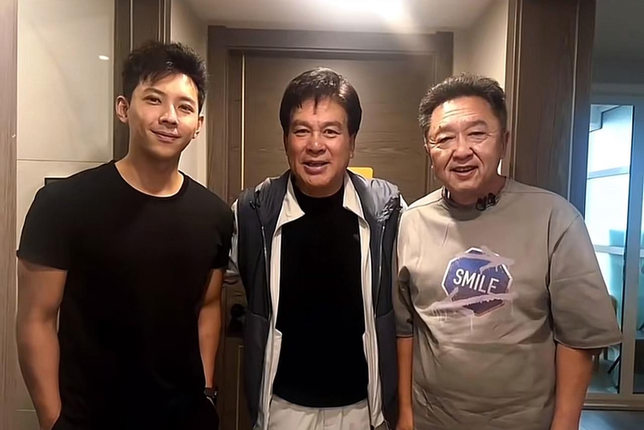 #合照留念#
中间这位老帅哥，浓眉大眼，相貌堂堂，是八十年代，中国影视圈的一代偶