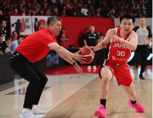 中国男篮主帅郭士强在赛后点评比赛：中场休息我跟大家强调我们要相信队友，相信每个人