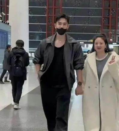 39岁的经超，挽着45岁妻子李琳的手，出来遛弯。
这对姐弟夫妻，2014年结婚，