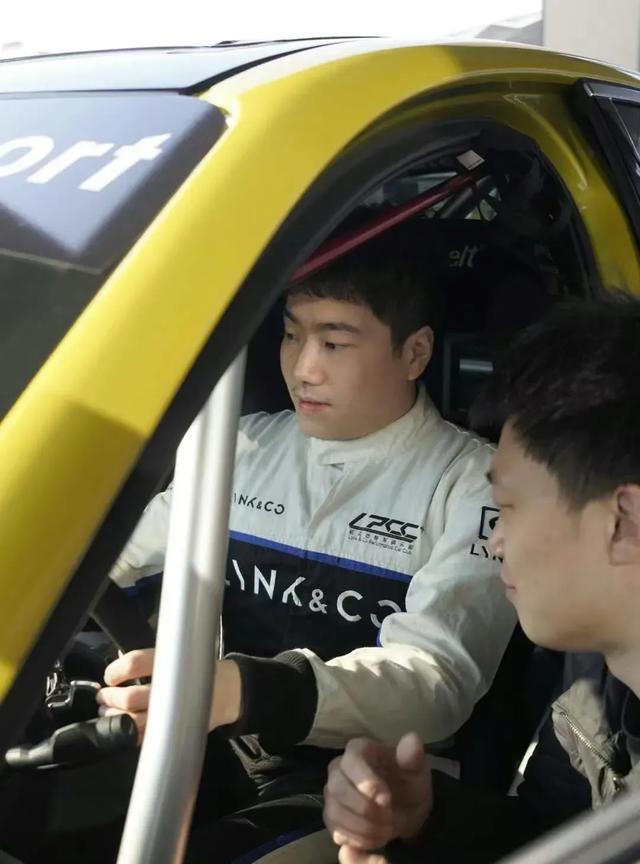 梁靖崑你这是换赛道去玩心跳去了吗？赛车我们靖王也上道了，厉害！
网友说：“甜甜你
