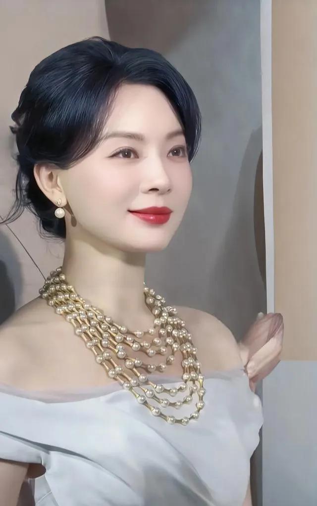 她今年48岁了，更有韵味了！她是影视演员、话剧演员、国家二级舞蹈演员，她获奖很多