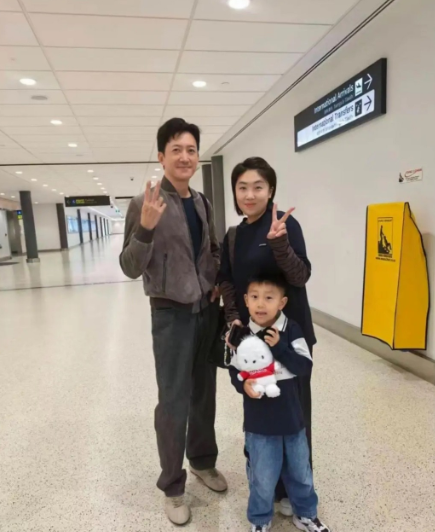 这是40多岁男明星现实中的真实颜值，并没有网络上吹捧的多好看，不过他的演技可以，