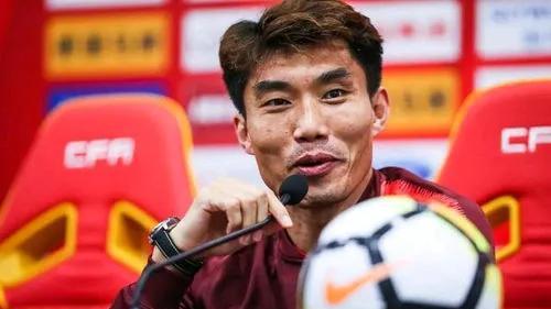 按目前来看，国足的新任主教练应该是以下这几个人了。
1、郑智。前国足队长，脾气火