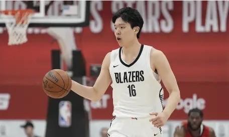 #在你看来杨瀚森是内线大杀器吗# 
杨瀚森现在的背打，顶不动甚至下球就被切，切的