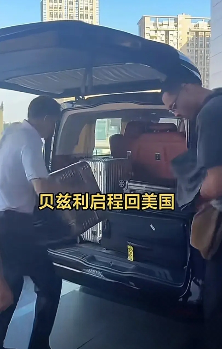 广东外援贝兹利近日已启程返回美国。单行李就拉了一车，包括4个拉杆箱2个旅行包，看