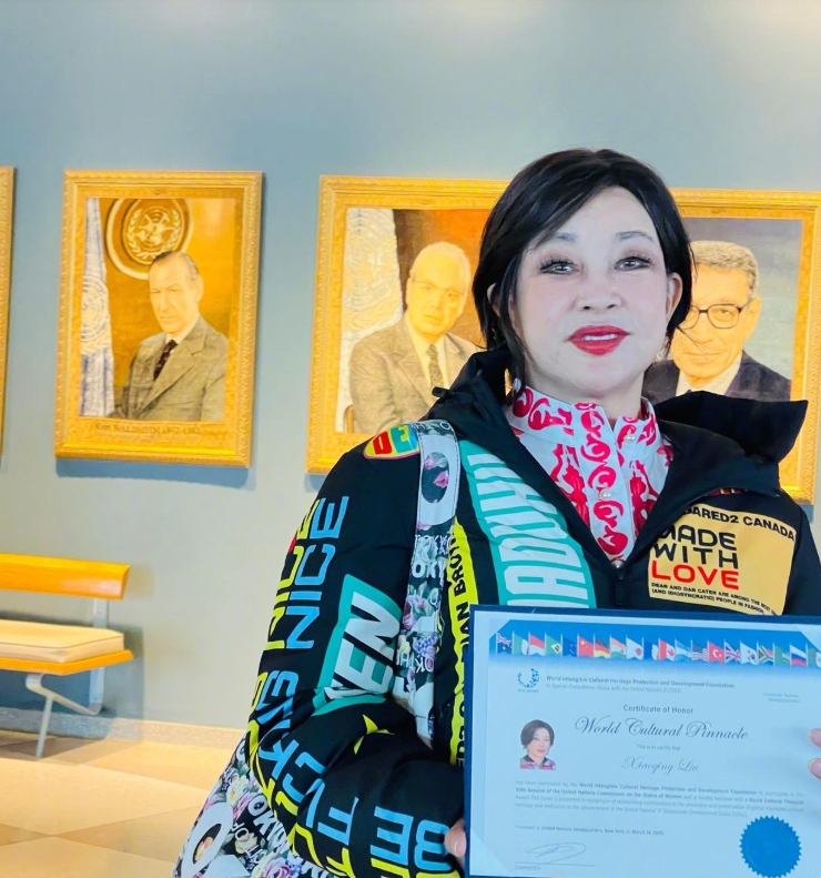 刘晓庆获得世界文化艺术巅峰奖，当天庆奶穿得十分朝气蓬勃，但妆容化得不是很好看，估