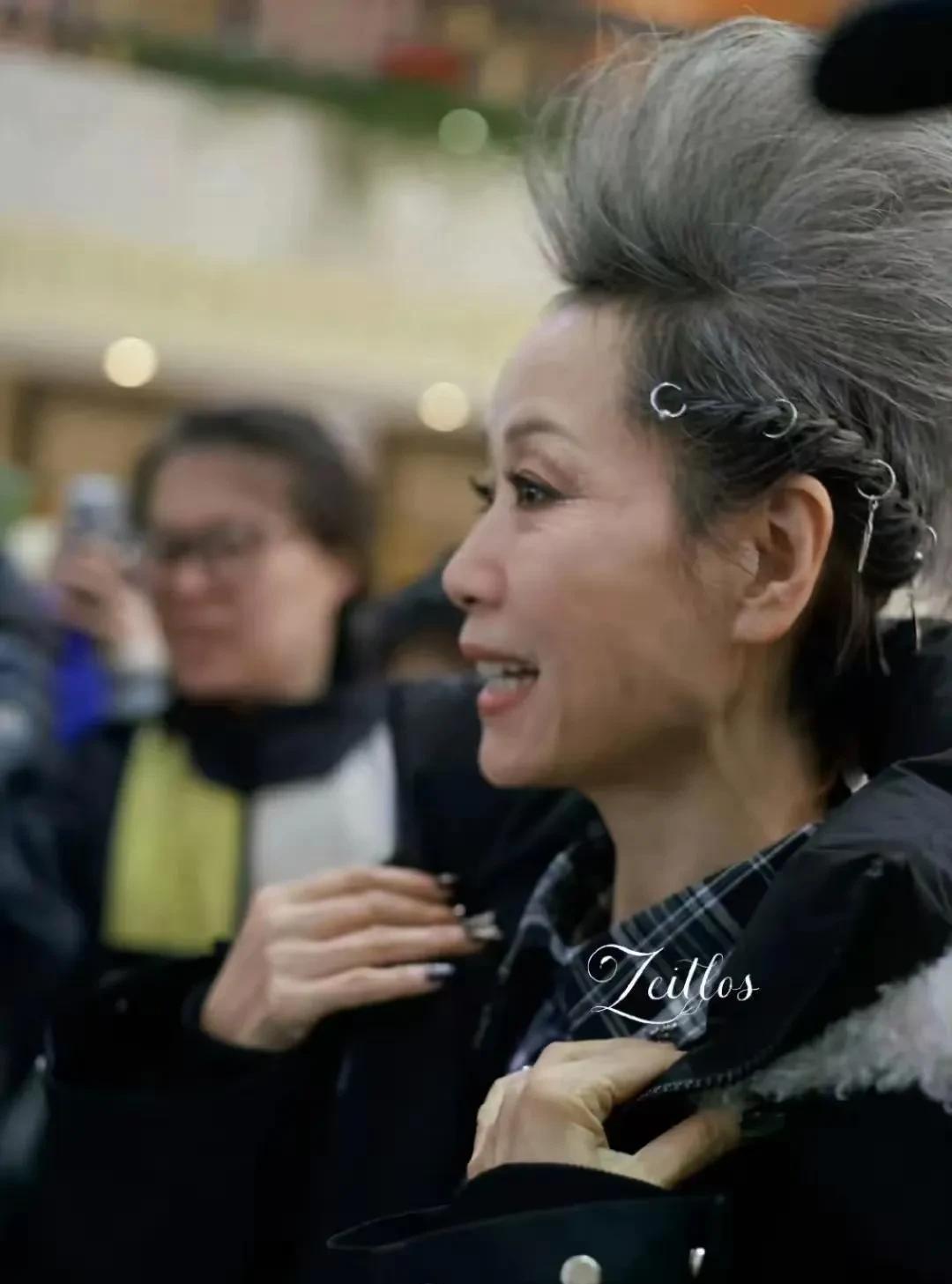 叶童，这一刻后悔了吧？
早知道被捯饬成“哪吒发型”，
叶童心想就不来参加浪姐了吧