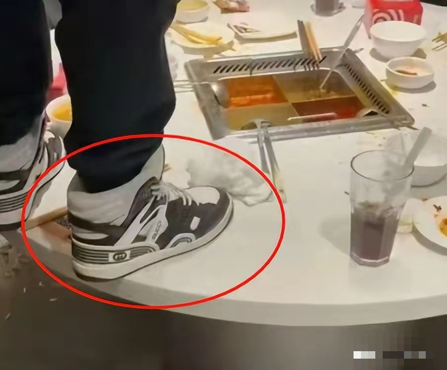 尖叫反转！"沪上阔少"一泡尿进火锅让海底捞蒸发千万？17岁少年父母卖三轮车也赔不起