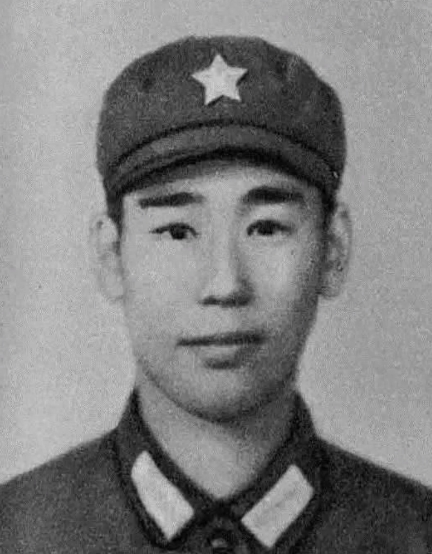 1979年2月，姜利民摸到了越军阵地，越军没有发现他，谁知他突然打开手电筒，越军