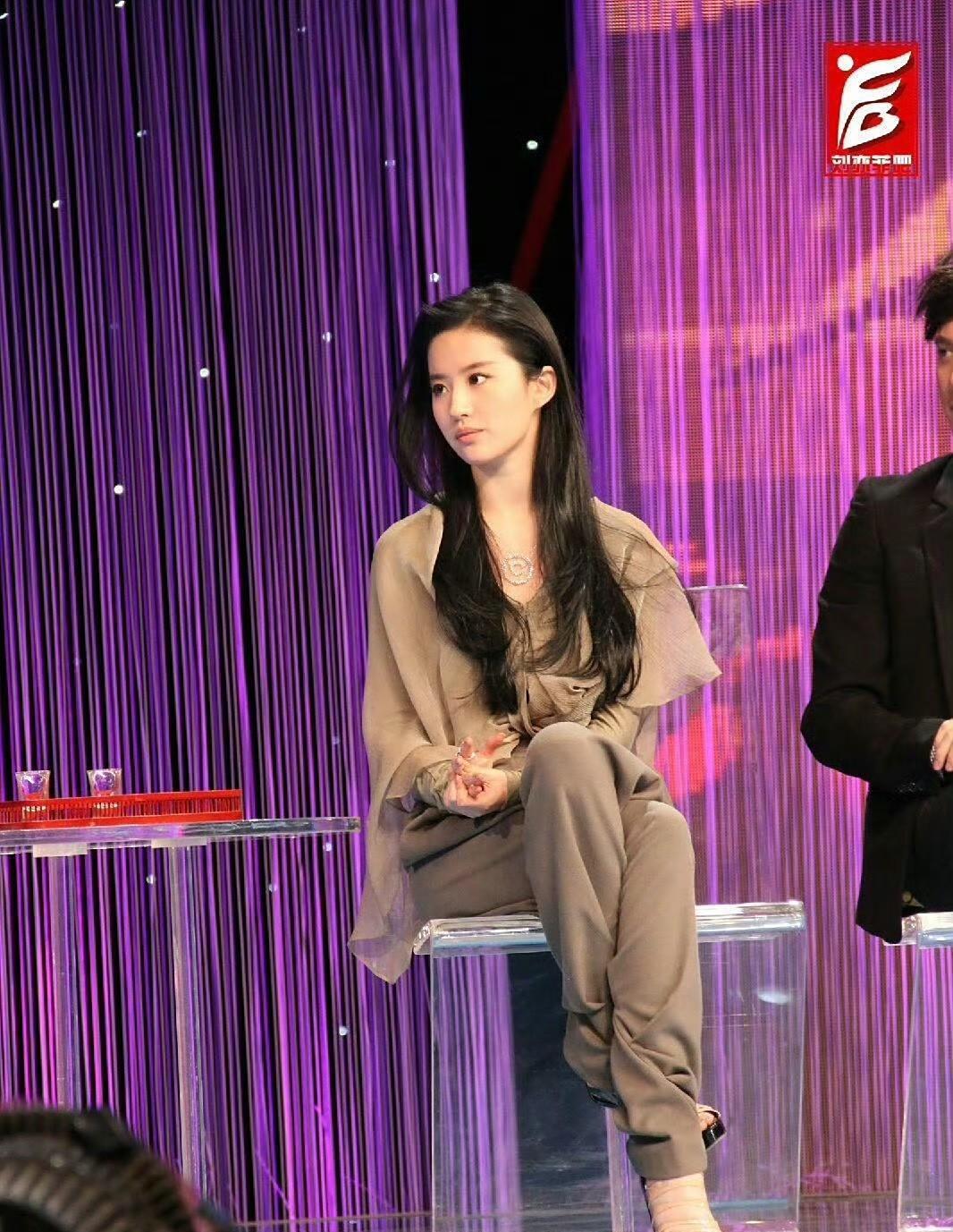 刘亦菲黎明冯绍峰旧照疯传！
三人穿搭放现在看确实有点“土味”，但他们脸上的松弛感