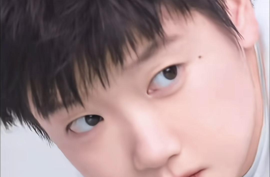 好喜欢莎莎这次拍的宣传片，把莎莎拍的太美了[偷笑]。
给小女孩拍的唇红齿白，明眸