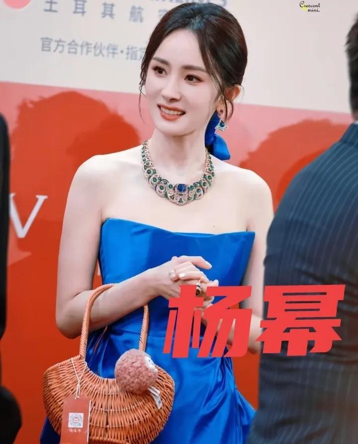 杨幂，一袭蓝色，
吸引了所有网友的目光！
不得不说，杨幂对穿搭是有深度钻研的，只