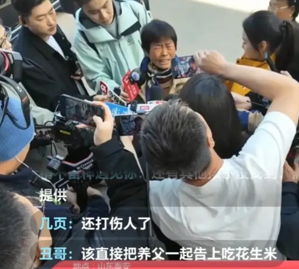 泪目了！姜甲儒的奶奶不能进去参加庭审，她在门口声泪俱下的诉说着委屈与无奈，她的最
