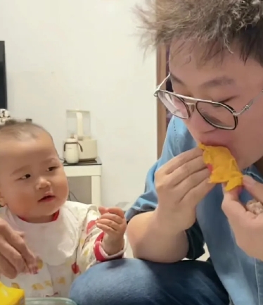 小兜兜看爸爸吃芒果又圈粉了。
哥哥小嘟嘟和妹妹小兜兜性格差异很大。
都是洞吃芒果