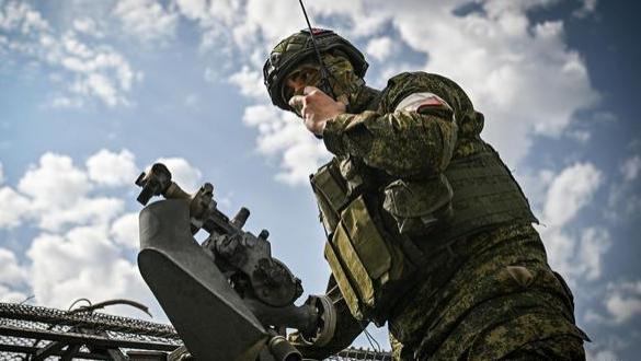 普京遭46架无人机围攻，乌军无力反抗俄军报复，转头甩锅美国