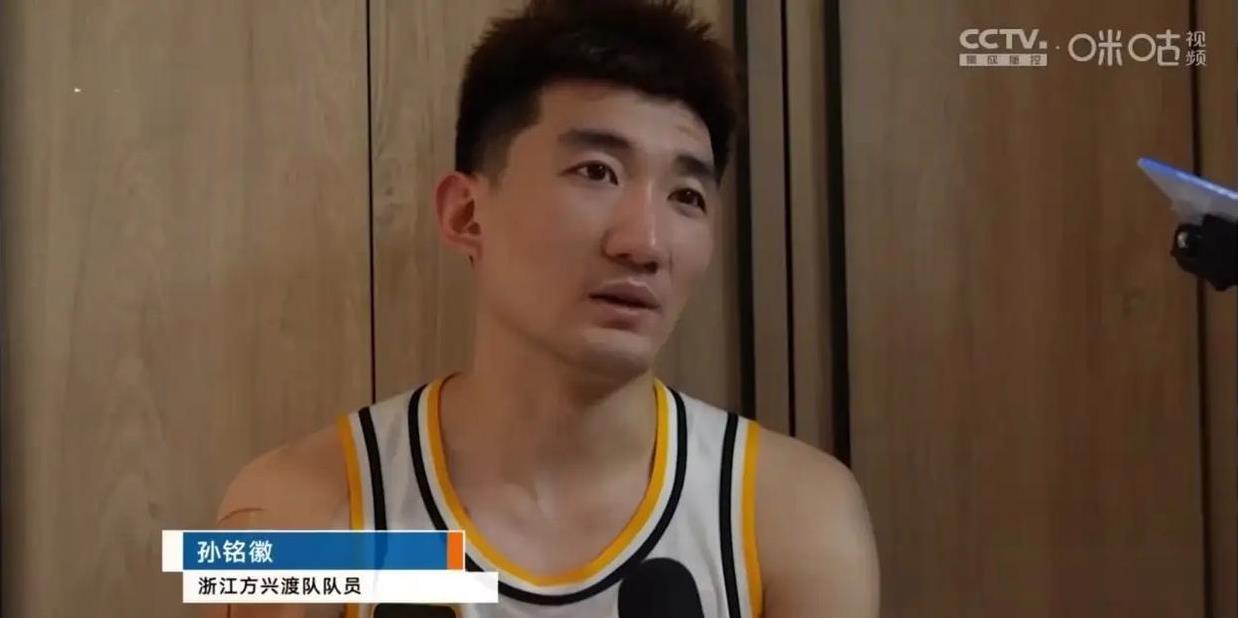 孙铭徽昨晚在更衣室接受了记者记者的采访。
他说，自己表现好的时候有人夸我，在表现