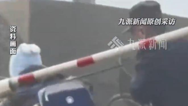 小学建议别让老人接送，双职工家长：时间错位咋办？
