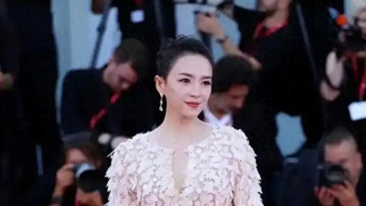 汪峰新女友肚子藏不住了，章子怡却活成了爽文女主：这场离婚大战，谁才是真正的赢家？