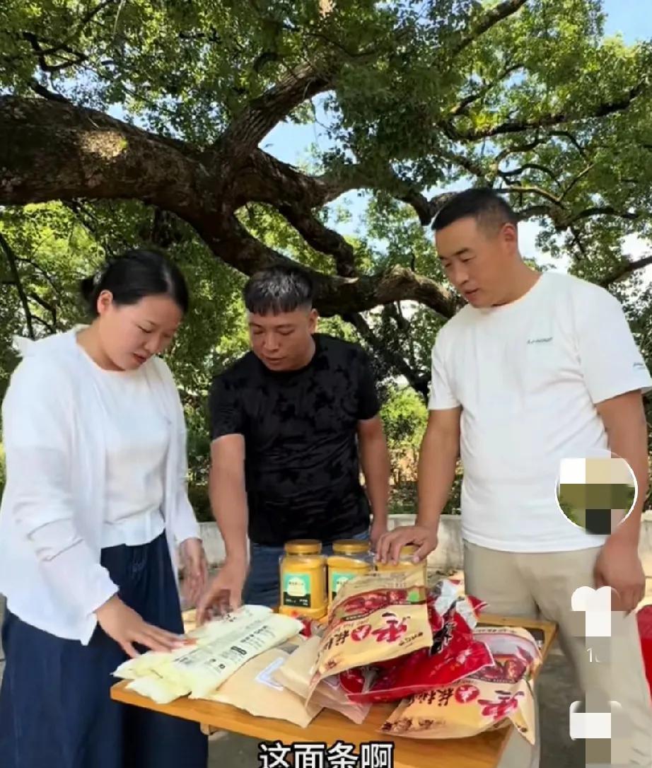 贺永贤师徒俩按约定来到南丰金牛坑，带来了一些陕北特产，跟封兄弟汇合了。
两人一合