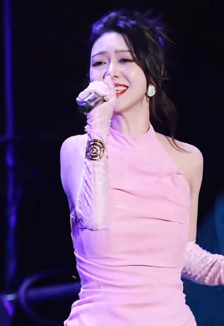 40+的薛凱琪是真的少女， 完全看不出变老的痕迹。有些女人必须要到了一定的年纪才