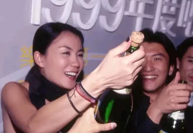 我从不羡慕任何女人，除了王菲
就算谢霆锋没有给她名分
但这次开演唱会的种种细