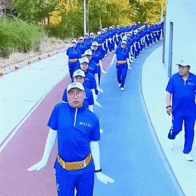 暴走团已经成为社会关注的热点问题，有几个主要危害类型:
        交通安全
