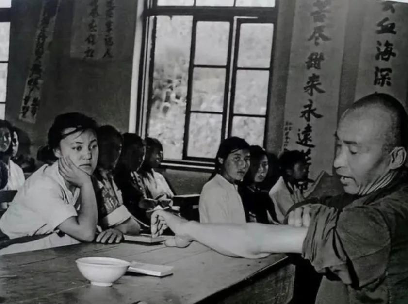 1966年，吉林辽源，老矿工给学生们上“忆苦思甜”课！老矿工挽起袖子，让学生们看