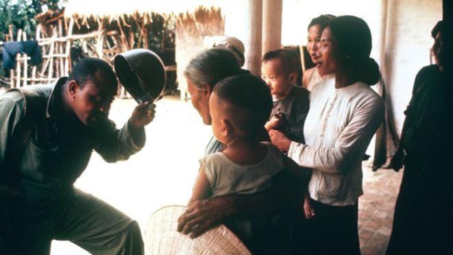 老照片 越南战争中美军对越南老百姓的怀柔政策