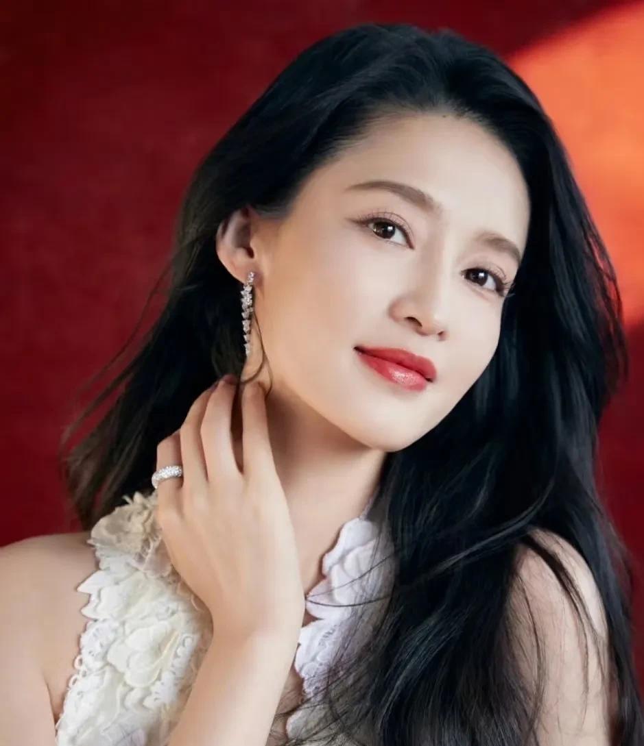 李沁vs姜妍，演技各有千秋，论颜值，大家觉得谁美？
1.李沁
江苏人，34岁，身