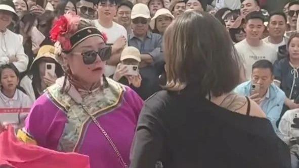 万岁山的斗舞是三俗？人民群众喜闻乐见，你就别装高雅了